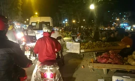 Kẹt xe vì 'chợ' hoa quả di động chiếm lòng đường