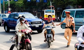 CSGT Hà Nội xử lý xe ba bánh giả danh thương binh, xe máy cũ nát, không đội mũ bảo hiểm, chở hàng hóa cồng kềnh lưu thông trên đường.