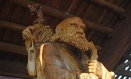 Những đường điêu khắc tinh xảo cùng với đường vân tự nhiên của gỗ làm nên bức tượng Bồ Đề Đạt Ma lớn nhất Việt Nam.