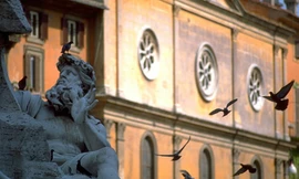 Các nhà chức trách vẫn đang tìm kiếm danh tính người đàn ông khỏa thân dưới đài phun nước. 