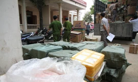 1 tấn thịt và nội tạng thối bị Công an thị xã Quảng Trị bắt giữ chiều 14/4. ẢNH: H.T.