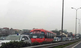 Các phương tiện ùn tắc kéo dài hàng km trên cao tốc do tai nạn. Ảnh: Nguyễn Phương Thảo.