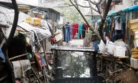 Con mương dài vài km chảy qua gầm cầu Tam Đa (Tây Hồ, Hà Nội) đã nhiều năm nay trở thành một nơi chứa rác thải, bốc mùi hôi thối. Nhiều người dân sống chung với rác do không còn cách nào khác.