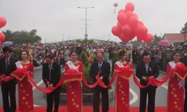 Chủ tịch Quốc hội Nguyễn Sinh Hùng và lãnh đạo bộ, ban ngành và tỉnh Quảng Nam cắt băng khánh thành cầu Cửa Đại.