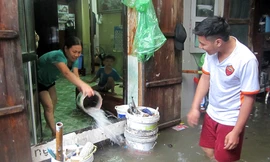 Cơn mưa lớn kéo dài nhiều tiếng đồng hồ ngày 19/8 khiến cho nhiều tuyến đường của Thủ đô chìm trong biển nước.