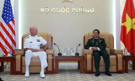 Đại tướng Đỗ Bá Tỵ (bên phải), đón tiếp Tư lệnh Hạm đội Thái Bình Dương Hoa Kỳ Scott Swift sáng nay. Ảnh: TTXVN