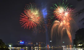 Đẹp mê hồn màn pháo hoa Giao thừa trên Hồ Gươm