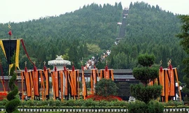 Ngọn đồi là nơi vào năm 1974, người dân phát hiện ra những di chỉ đầu tiên của lăng mộ Tần Thuỷ Hoàng.