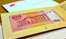 Trên tay tờ tiền đặc biệt của Ngân hàng Nhà nước