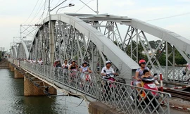 Cầu Ghềnh là nét văn hóa, biểu tượng của người dân Biên Hòa. Ảnh: Phước Tuấn.