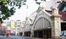 Chợ Đồng Xuân vắng lặng không còn cảnh tấp nập người qua lại như ngày thường.