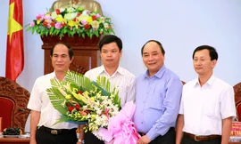 Ông Quế được Phó Thủ tướng Nguyễn Xuân Phúc biểu dương.