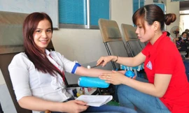 Sinh viên Nguyễn Thị Cẩm Tiên đang hiến máu.