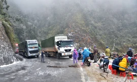 Tuyến đường từ Sapa lên Lai Châu, đoạn qua khu vực Thác Bạc bị đóng băng từ khoảng 2h sáng nay, 24/1, khiến các các phương tiện không thể lưu thông, xếp hàng dài trên đèo.