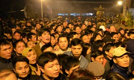 VIDEO: Chen nhau từ mờ sáng để xin ấn đền Trần