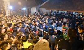 Vạn người chen chân xin ấn đền Trần từ mờ sáng