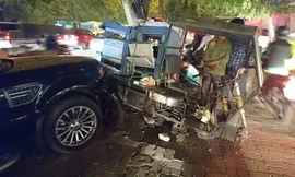 Xế hộp Range Rover tông liên hoàn, ép nhiều xe máy vào gốc cây