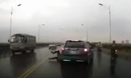 Xe máy qua đường ẩu bị ôtô tông ngã gục trên cầu Vĩnh Tuy
