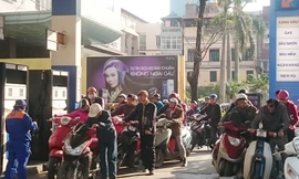 Chiều 29 Tết nhiều người đi đổ xăng khiến các điểm bán xăng đông nghịt người.