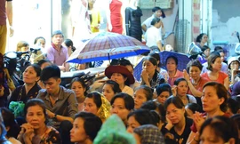 Trời mưa, nhưng nhiều người đã có mặt từ rất sớm tại chùa Phúc Khánh để dự lễ Vu Lan.