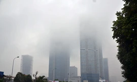 Hà Nội mờ ảo trong màn sương mù