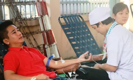 Anh Lê Quang Hiền tham gia hiến máu tình nguyện.