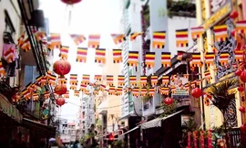 Đường phố trang hoàng cho ngày Tết.