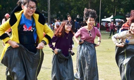 Những trò chơi dân gian tại Lễ hội hoa Xuân lớn nhất miền Bắc thu hút đông đảo các bạn trẻ tham gia.