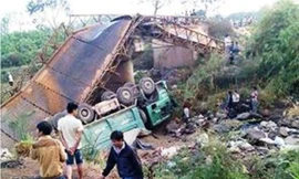 Hiện trường vụ sập cầu.