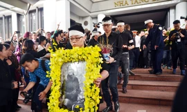 Nghẹn ngào nước mắt tiễn biệt Trần Lập