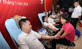 Cán bộ, nhân viên Agribank chen chân hiến máu nhân đạo