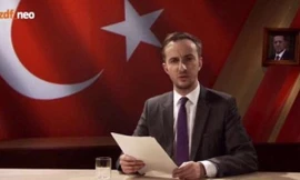Boehmermann, diễn viên hài trong chương trình buổi tối "Neo Magazin Royale" trên đài ZDF của Đức bị cáo buộc đọc bài thơ châm biếm Tổng thống Thổ Nhĩ Kỳ Erdogan. (Ảnh: Daily Mail) 
