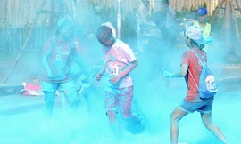 Đường chạy sắc màu 2016 được giới trẻ hưởng ứng nhiệt tình, có sự kết hợp độc đáo giữa môn thể thao chạy bộ với những hoạt động thú vị trên đường chạy.