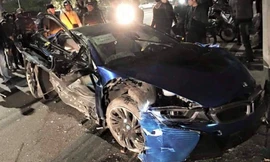 Chiếc xe bị hư hỏng nặng. Ảnh: Kent Hà.