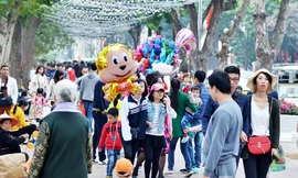 Đầu xuân năm mới, tại các khu vui chơi ở Thủ đô Hà Nội đông nghịt người.