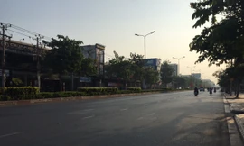 Đường Cộng Hòa vốn kẹt cứng vào mỗi sáng, sáng này chỉ lác đác vài xe qua lại