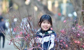 Chiều 29 Tết, trên các tuyến phố, chợ hoa, bờ Hồ nhiều người tranh thủ chụp ảnh, mua sắm, bán nốt những cành đào, chậu quất,... chuẩn bị về sum vầy bên gia đình.