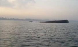 Hiện trường xà lan chìm.