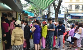 Xếp hàng dài trên vỉa hè chờ mua bánh trôi bánh chay trong ngày Tết Hàn thực.