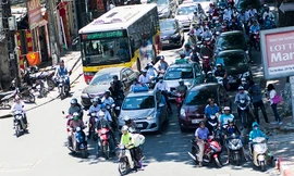 Tại thủ đô Hà Nội nhiệt độ lên tới 39 độ C khiến nhiều người tìm cách 'trốn' trong bóng râm.