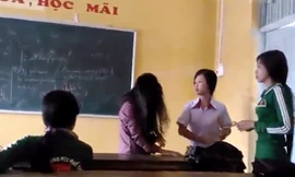 10 video ‘hot’: Nữ sinh tát bạn liên tiếp vào mặt giữa lớp vì ghen