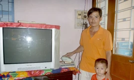 Anh Trần Công Lê bên máy điện thoại và các dịch vụ của VNPT Tiền Giang cung cấp.