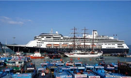 Tàu Volendam cập cảng Nha Trang.