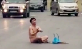 10 video ‘hot’: Nam thanh niên khỏa thân ngồi giữa đường 'lên đồng'