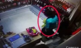 10 video ‘hot’: Nữ quái trộm tiền siêu nhanh trong cửa hàng đồ lót