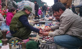 Nhộn nhịp chợ đồ cũ cuối năm ở Thủ đô