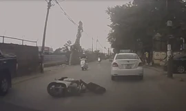 Ngã ra đường, người đi xe máy suýt bị ô tô cán phải