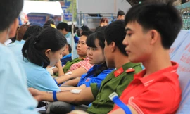 Đoàn viên thanh niên tham gia hiến máu tình nguyện trong Ngày Đoàn viên được tổ chức tại Công viên văn hóa Lê Thị Riêng
