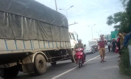 Tình trạng xe ôm đi vào cao tốc, xe khách dừng đỗ đón trả khách xuất hiện nhan nhản trên cao tốc Pháp Vân - Cầu Giẽ.