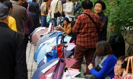 Nhiều bạn trẻ Trung Quốc không quan tâm đến chuyện lập gia đình khi đã đến tuổi cập kê, điều này khiến bố mẹ họ vô cùng lo lắng. Đó là lý do tại sao nhiều bậc phụ huynh chủ động đi tìm bạn đời cho con mình. Ngày 24/4 vừa qua, nhiều ông bố bà mẹ đến công v